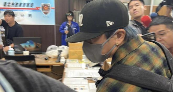 柯佳嬿老公逃兵役后续，一下飞机就被拘，经纪公司取消工作配合
