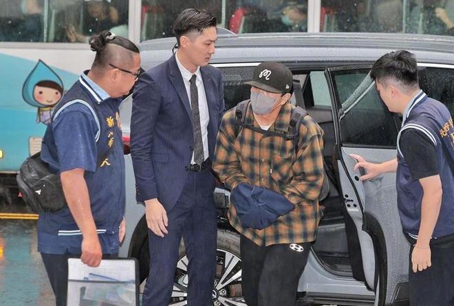 柯佳嬿老公逃兵役后续，一下飞机就被拘，经纪公司取消工作配合