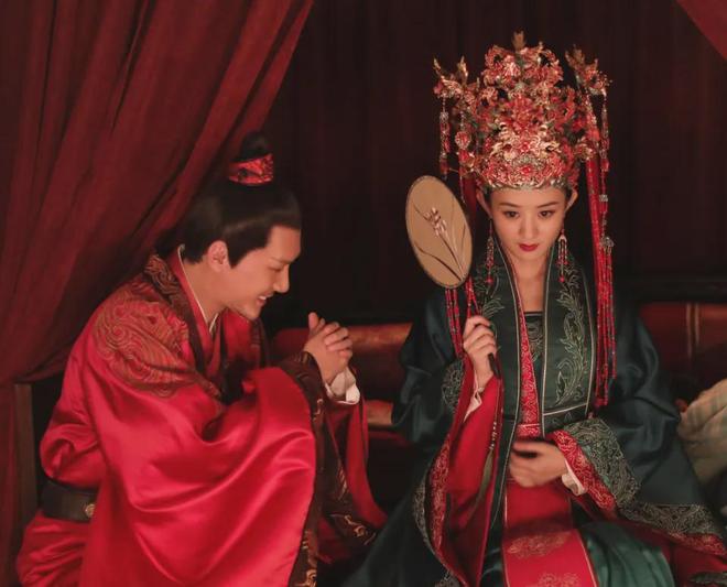 唐嫣罗晋恩爱人设崩塌了！夫妻常年两地分居，全靠女方一家带娃