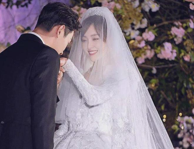 唐嫣罗晋恩爱人设崩塌了！夫妻常年两地分居，全靠女方一家带娃