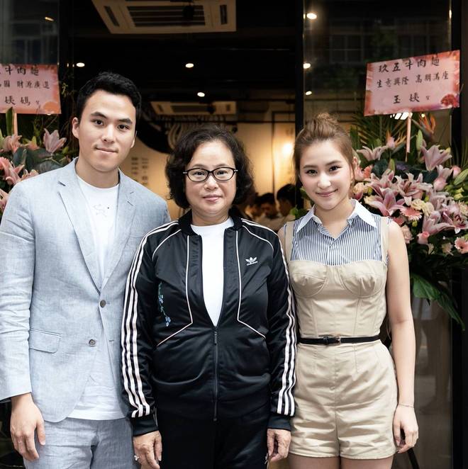 港媒曝光何超莲家中资产分配，签不签婚前协议，窦骁都捞不到好处