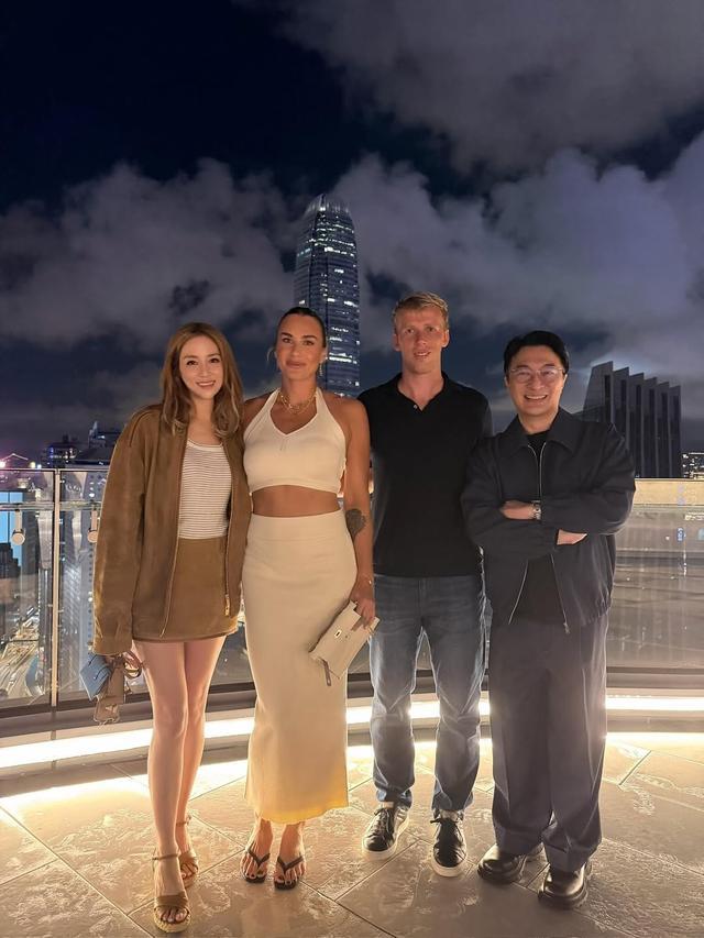 萨巴伦卡社媒晒香港度假照，与演员徐子淇同框