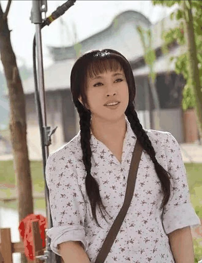 76岁潘迎紫冻龄上热搜，娱乐圈“不老女神”还有她们……