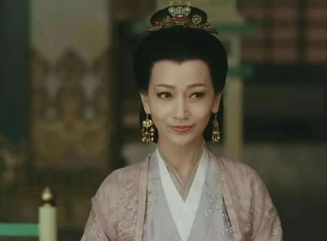 76岁潘迎紫冻龄上热搜，娱乐圈“不老女神”还有她们……