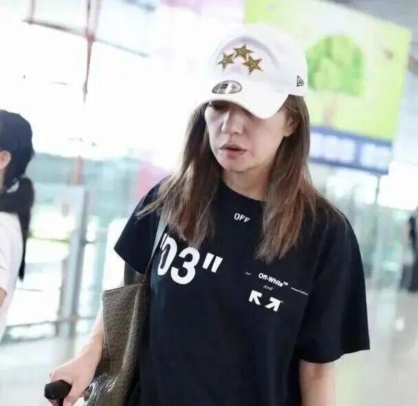 49岁赵薇近照罕见曝光，彻底沦为素人！网友：人生幸好有无常