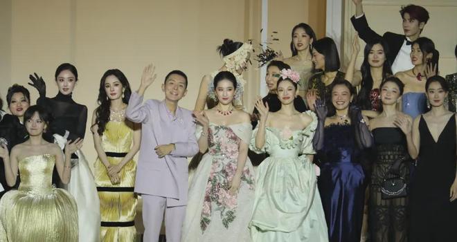 钟楚曦合影风波升级！站C位评论区沦陷，杨幂刘亦菲差点没挤进去