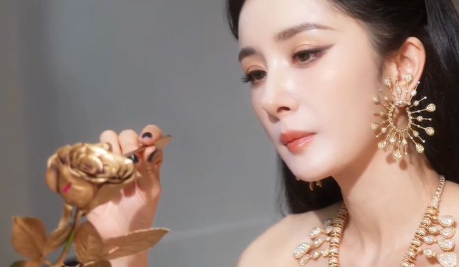 85花争锋名场面！刘亦菲杨幂同框互不搭理，一人压轴一人抢第一