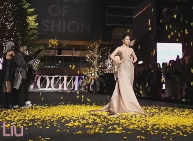 85花争锋名场面！刘亦菲杨幂同框互不搭理，一人压轴一人抢第一