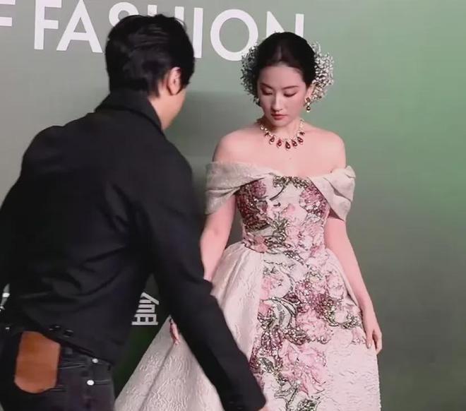 85花争锋名场面！刘亦菲杨幂同框互不搭理，一人压轴一人抢第一