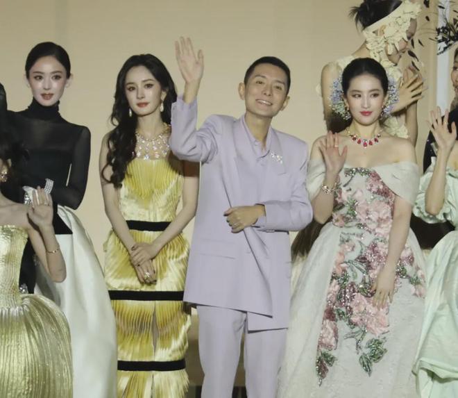 85花争锋名场面！刘亦菲杨幂同框互不搭理，一人压轴一人抢第一