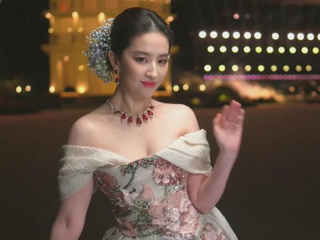85花争锋名场面！刘亦菲杨幂同框互不搭理，一人压轴一人抢第一