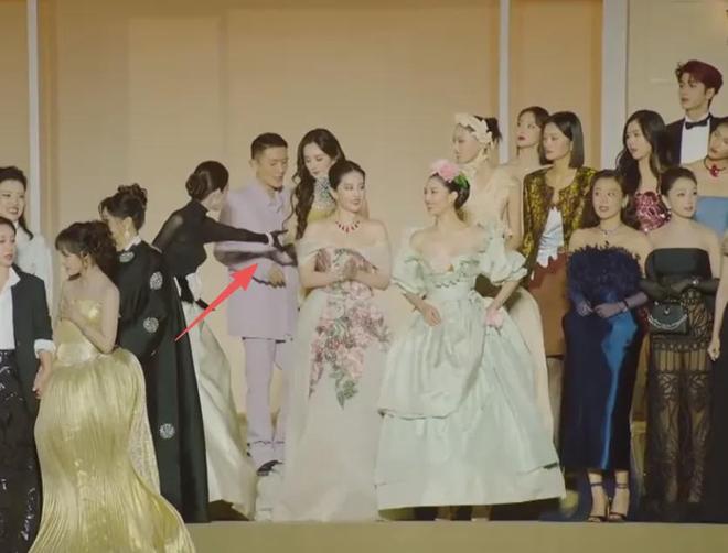 VOGUE盛典好抓马！刘亦菲压轴出场，大合影杨幂扭头表情尴尬