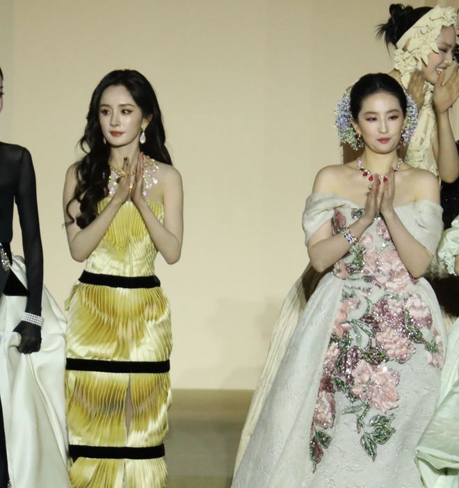VOGUE盛典好抓马！刘亦菲压轴出场，大合影杨幂扭头表情尴尬