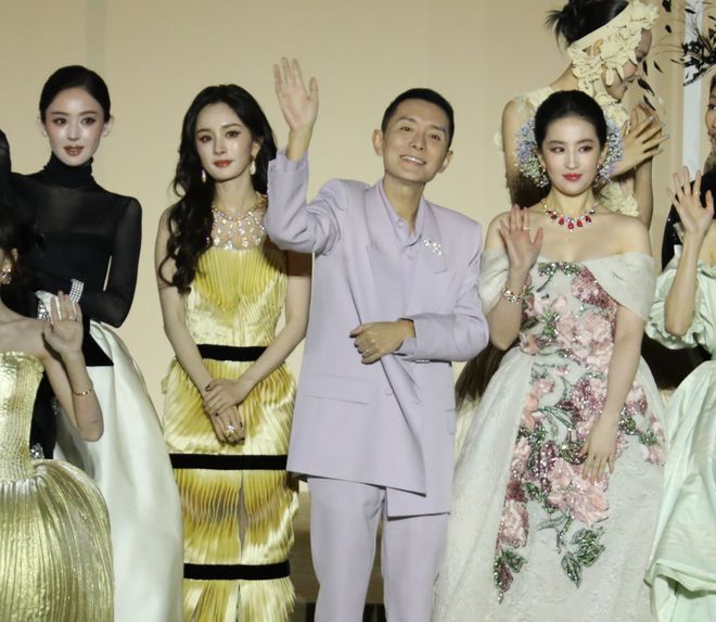 VOGUE盛典好抓马！刘亦菲压轴出场，大合影杨幂扭头表情尴尬