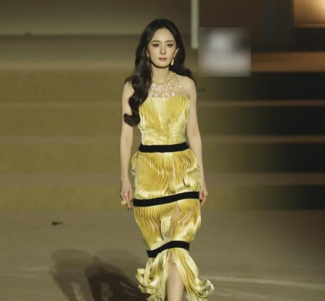 VOGUE盛典好抓马！刘亦菲压轴出场，大合影杨幂扭头表情尴尬
