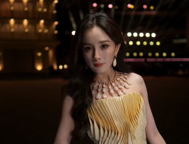 VOGUE盛典好抓马！刘亦菲压轴出场，大合影杨幂扭头表情尴尬