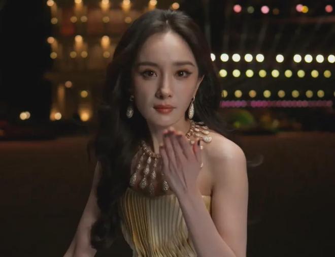 VOGUE盛典好抓马！刘亦菲压轴出场，大合影杨幂扭头表情尴尬