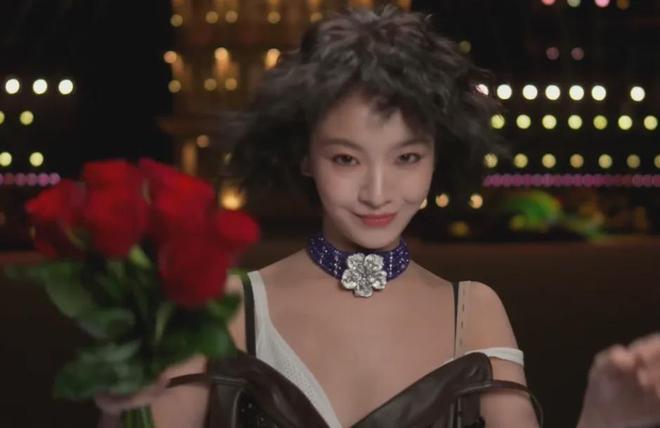VOGUE盛典好抓马！刘亦菲压轴出场，大合影杨幂扭头表情尴尬