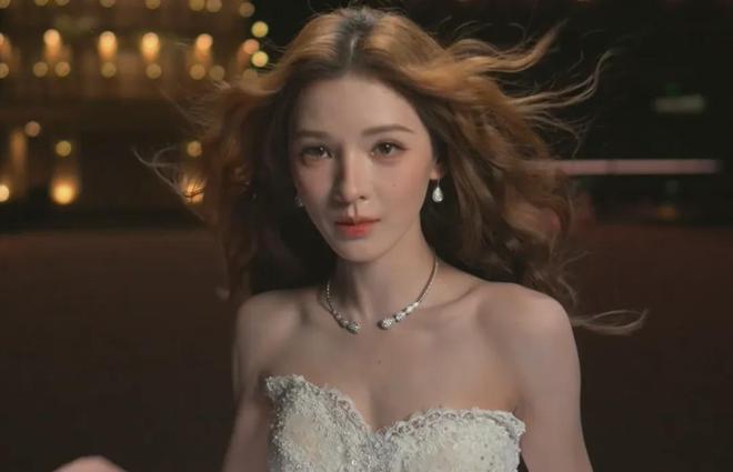VOGUE盛典好抓马！刘亦菲压轴出场，大合影杨幂扭头表情尴尬
