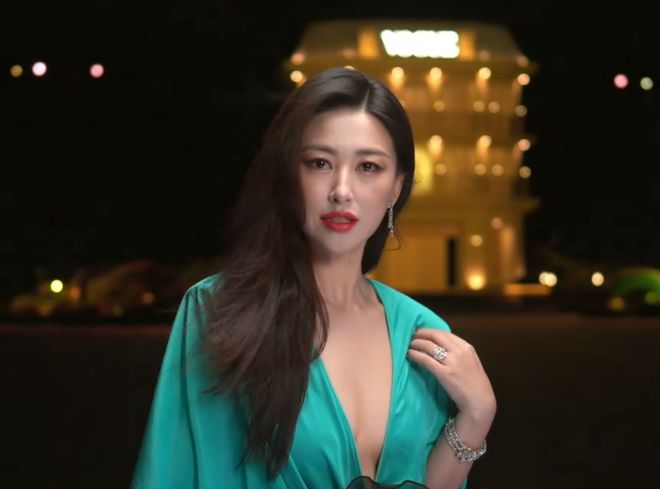 VOGUE盛典好抓马！刘亦菲压轴出场，大合影杨幂扭头表情尴尬