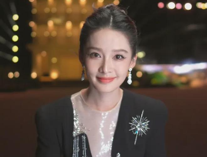VOGUE盛典好抓马！刘亦菲压轴出场，大合影杨幂扭头表情尴尬