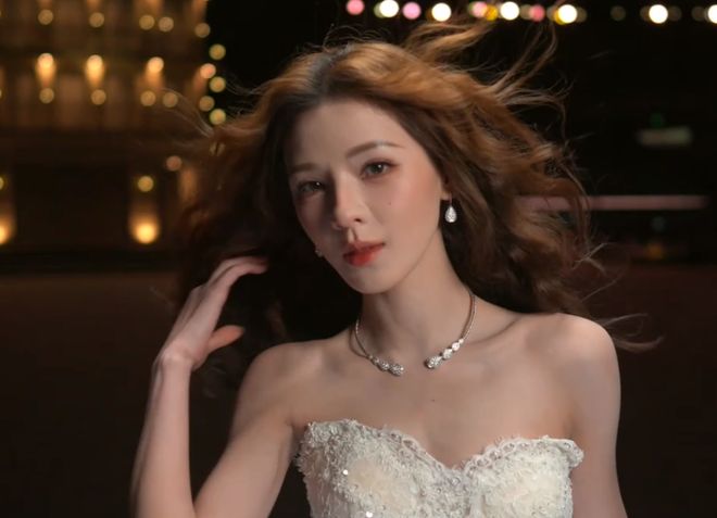 VOGUE盛典好抓马！刘亦菲压轴出场，大合影杨幂扭头表情尴尬