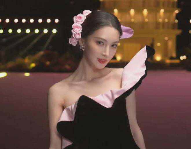 VOGUE盛典好抓马！刘亦菲压轴出场，大合影杨幂扭头表情尴尬