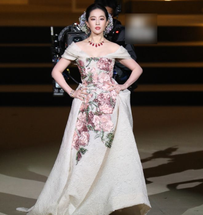 VOGUE盛典好抓马！刘亦菲压轴出场，大合影杨幂扭头表情尴尬
