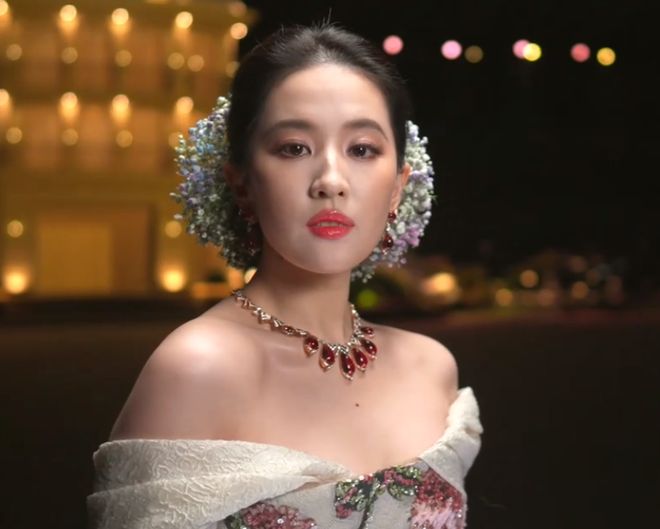 VOGUE盛典好抓马！刘亦菲压轴出场，大合影杨幂扭头表情尴尬