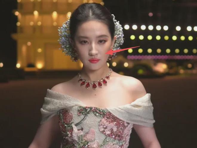 VOGUE盛典好抓马！刘亦菲压轴出场，大合影杨幂扭头表情尴尬
