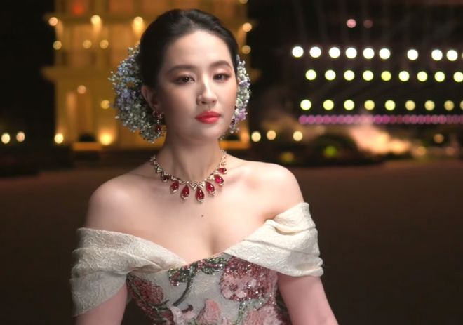 VOGUE盛典好抓马！刘亦菲压轴出场，大合影杨幂扭头表情尴尬