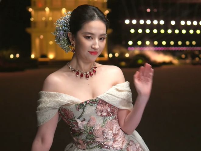 VOGUE盛典好抓马！刘亦菲压轴出场，大合影杨幂扭头表情尴尬