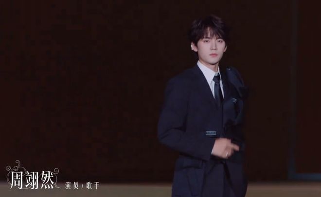 VOGUE盛典好抓马！刘亦菲压轴出场，大合影杨幂扭头表情尴尬