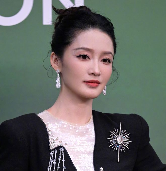 李沁VOGUE采访翻车！称赞马思纯性格纯真像男孩：没有女孩的磨叽