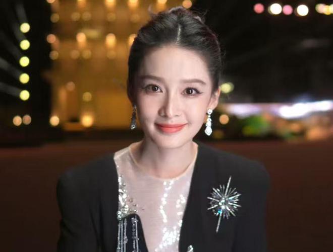 李沁VOGUE采访翻车！称赞马思纯性格纯真像男孩：没有女孩的磨叽