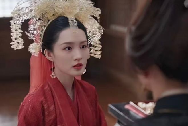 李沁VOGUE采访翻车！称赞马思纯性格纯真像男孩：没有女孩的磨叽