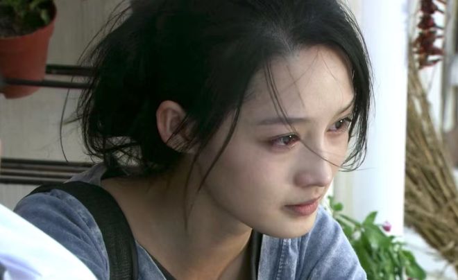 李沁VOGUE采访翻车！称赞马思纯性格纯真像男孩：没有女孩的磨叽