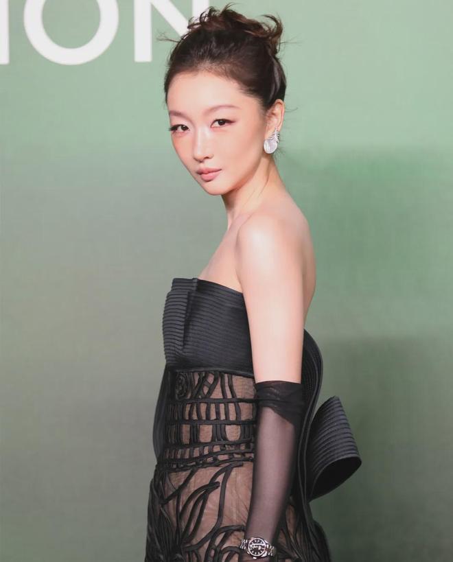 VOGUE红毯生图来了！杨幂妆容显老，周冬雨透视装翻车，金晨脸崩