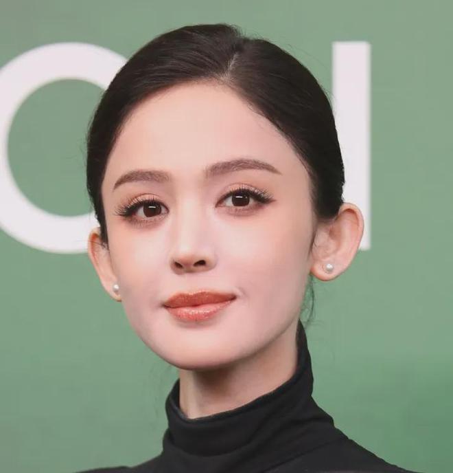 VOGUE红毯生图来了！杨幂妆容显老，周冬雨透视装翻车，金晨脸崩