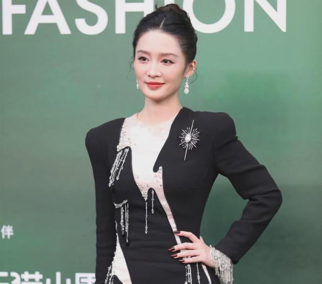 VOGUE红毯生图来了！杨幂妆容显老，周冬雨透视装翻车，金晨脸崩