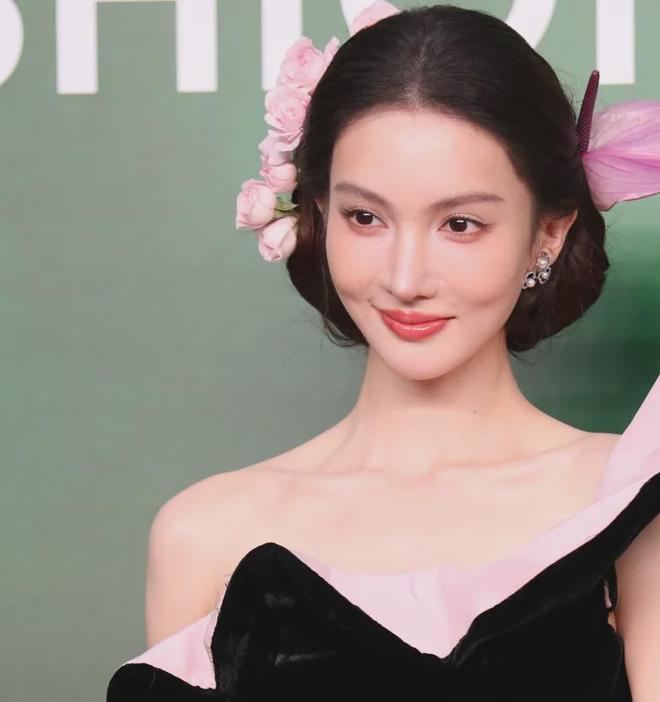 VOGUE红毯生图来了！杨幂妆容显老，周冬雨透视装翻车，金晨脸崩