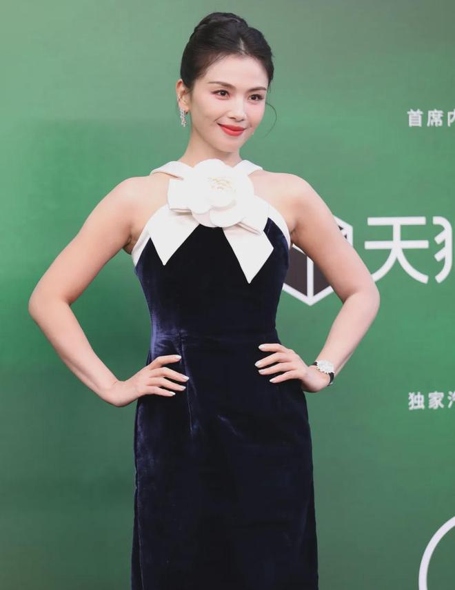 VOGUE红毯生图来了！杨幂妆容显老，周冬雨透视装翻车，金晨脸崩