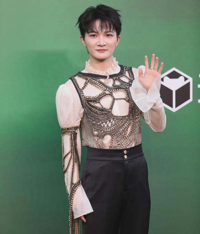 VOGUE红毯生图来了！杨幂妆容显老，周冬雨透视装翻车，金晨脸崩