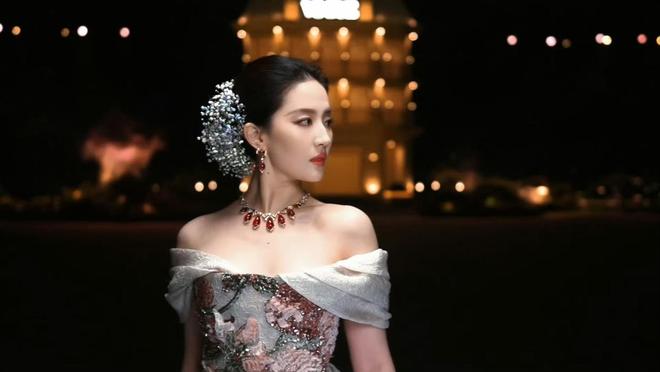 刘亦菲临场反应有多绝？顶奢手镯松脱从容应对，被踩裙摆优雅化解