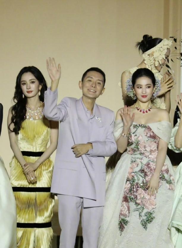 VOGUE大合影把我看哭了：娜扎一把拉过杨幂！这波操作比C位更吸睛