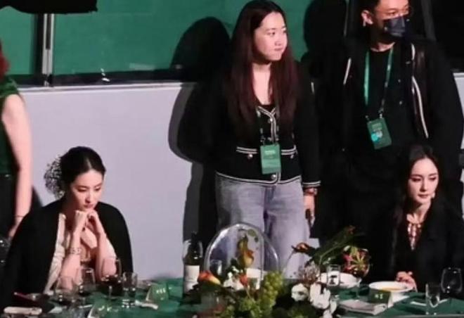 VOGUE大合影把我看哭了：娜扎一把拉过杨幂！这波操作比C位更吸睛