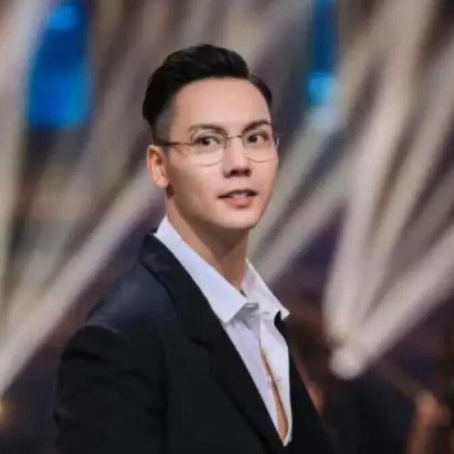 深藏不露！出道8年，狂扫5套香港豪宅，他才是娱乐圈真正的隐形楼王！