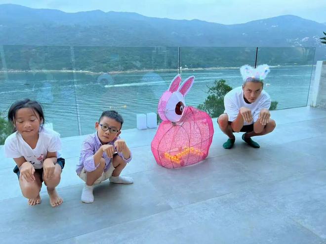 深藏不露！出道8年，狂扫5套香港豪宅，他才是娱乐圈真正的隐形楼王！