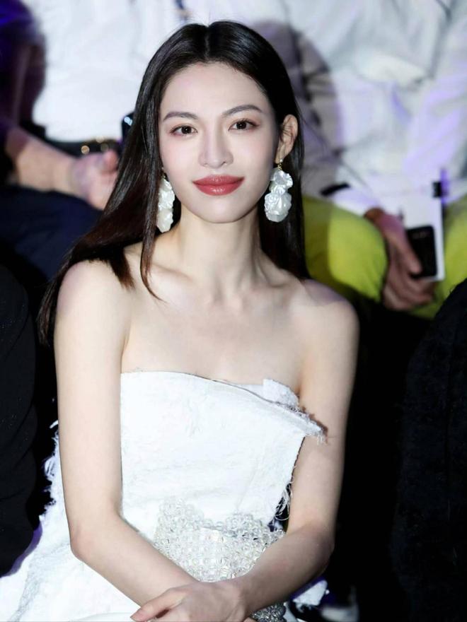 对钟楚曦C位审判该停了，站位是啥大事吗？对女生集体围剿合适吗