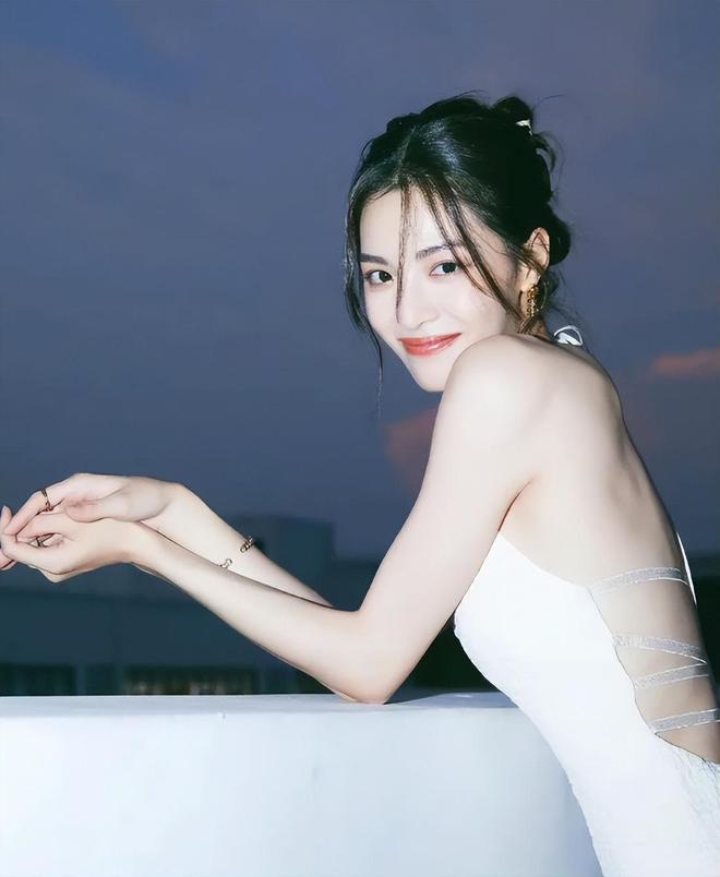 对钟楚曦C位审判该停了，站位是啥大事吗？对女生集体围剿合适吗
